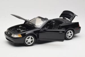 Ford Mustang GT SN95 Cabriolet Preto Maisto 1:18 50328 Metal - imagem 2 de 8