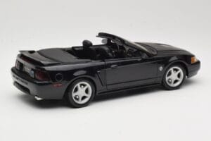 Ford Mustang GT SN95 Cabriolet Preto Maisto 1:18 50328 Metal - imagem 3 de 8