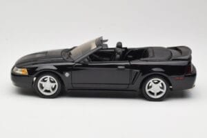Ford Mustang GT SN95 Cabriolet Preto Maisto 1:18 50328 Metal - imagem 4 de 8