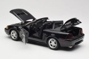 Ford Mustang GT SN95 Cabriolet Preto Maisto 1:18 50328 Metal - imagem 5 de 8