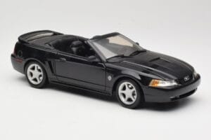 Ford Mustang GT SN95 Cabriolet Preto Maisto 1:18 50328 Metal - imagem 6 de 8