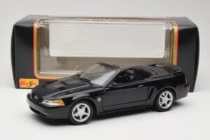 Ford Mustang GT SN95 Cabriolet Preto Maisto 1:18 50328 Metal - imagem 8 de 8