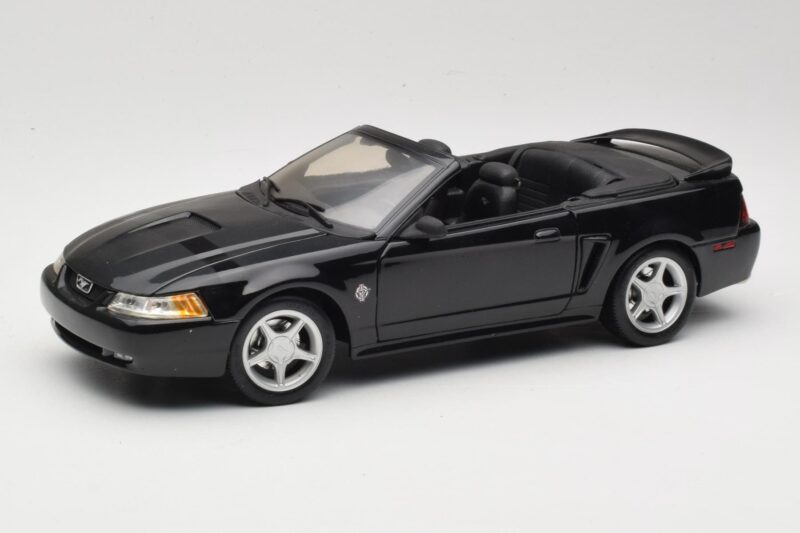 Ford Mustang GT SN95 Cabriolet Preto Maisto 1:18 50328 Metal