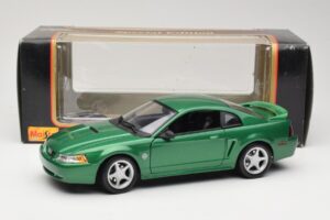 Ford Mustang GT SN95 Verde Maisto 1:18 50326 Metal - imagem 8 de 8