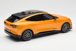 Ford Mustang Mach-E GT Performance Cyber Laranja Otto 1:18 OT983 Resina - imagem 2 de 6