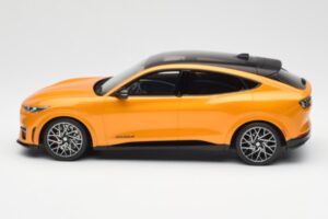 Ford Mustang Mach-E GT Performance Cyber Laranja Otto 1:18 OT983 Resina - imagem 3 de 6