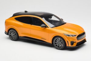 Ford Mustang Mach-E GT Performance Cyber Laranja Otto 1:18 OT983 Resina - imagem 4 de 6