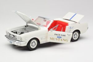 Ford Mustang Pace Car Wimbledon White Solido 1:18 81578 Metal - imagem 2 de 8