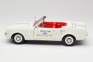 Ford Mustang Pace Car Wimbledon White Solido 1:18 81578 Metal - imagem 4 de 8