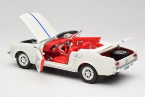 Ford Mustang Pace Car Wimbledon White Solido 1:18 81578 Metal - imagem 5 de 8