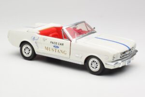 Ford Mustang Pace Car Wimbledon White Solido 1:18 81578 Metal - imagem 6 de 8
