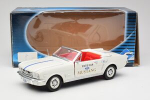 Ford Mustang Pace Car Wimbledon White Solido 1:18 81578 Metal - imagem 8 de 8