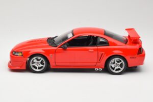 Ford Mustang SVT Cobra R SN95 Vermelho Maisto 1:18 531872 Metal - imagem 4 de 8