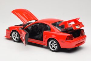 Ford Mustang SVT Cobra R SN95 Vermelho Maisto 1:18 531872 Metal - imagem 5 de 8