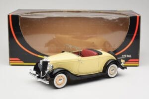 Ford Roadster Dearborn Yellow Solido 1:18 8008 Metal - imagem 8 de 8