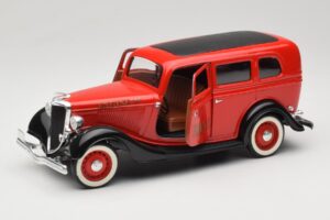 Ford Sedan Vermelho Solido 1:18 8066 Metal - imagem 2 de 8