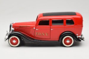 Ford Sedan Vermelho Solido 1:18 8066 Metal - imagem 4 de 8