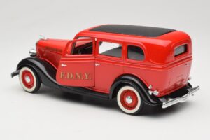 Ford Sedan Vermelho Solido 1:18 8066 Metal - imagem 5 de 8