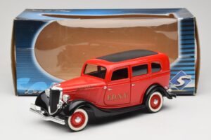 Ford Sedan Vermelho Solido 1:18 8066 Metal - imagem 8 de 8