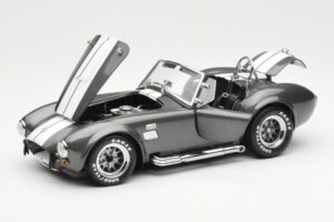 Ford Shelby Cobra 427 S/C Cinzento Metalizado Com Riscas Brancas Kyosho 1:18 08045GRW Metal - imagem 2 de 8