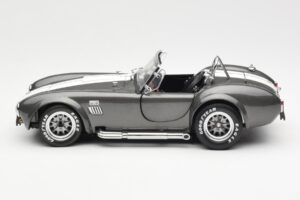 Ford Shelby Cobra 427 S/C Cinzento Metalizado Com Riscas Brancas Kyosho 1:18 08045GRW Metal - imagem 4 de 8