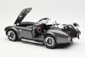 Ford Shelby Cobra 427 S/C Cinzento Metalizado Com Riscas Brancas Kyosho 1:18 08045GRW Metal - imagem 5 de 8