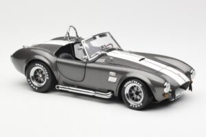 Ford Shelby Cobra 427 S/C Cinzento Metalizado Com Riscas Brancas Kyosho 1:18 08045GRW Metal - imagem 6 de 8