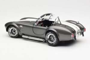 Ford Shelby Cobra 427 S/C Cinzento Metalizado Com Riscas Brancas Kyosho 1:18 08045GRW Metal - imagem 7 de 8