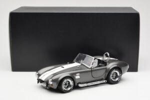 Ford Shelby Cobra 427 S/C Cinzento Metalizado Com Riscas Brancas Kyosho 1:18 08045GRW Metal - imagem 8 de 8
