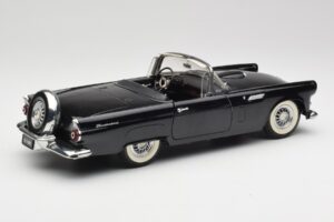 Ford Thunderbird Cabriolet Preto Revell 1:18 8818-M1 Metal - imagem 3 de 8