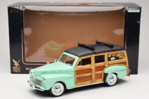 Ford Woody Panel Wagon Verde Menta Road Signature 1:18 20028 Metal - imagem 8 de 8