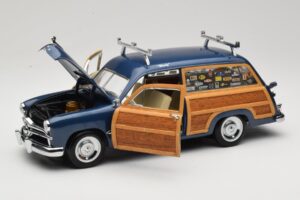 Ford Woody Station Wagon Bayview Blue Surf Shop Motor City 1:18 60002 Metal - imagem 2 de 8