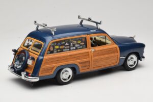 Ford Woody Station Wagon Bayview Blue Surf Shop Motor City 1:18 60002 Metal - imagem 3 de 8