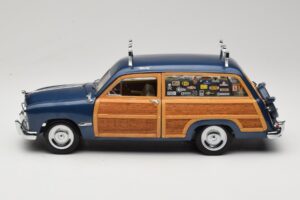 Ford Woody Station Wagon Bayview Blue Surf Shop Motor City 1:18 60002 Metal - imagem 4 de 8