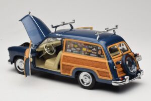 Ford Woody Station Wagon Bayview Blue Surf Shop Motor City 1:18 60002 Metal - imagem 5 de 8