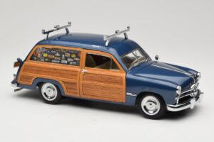 Ford Woody Station Wagon Bayview Blue Surf Shop Motor City 1:18 60002 Metal - imagem 6 de 8