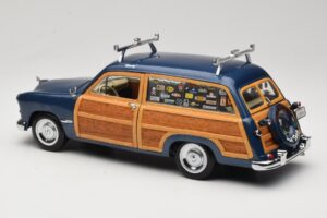 Ford Woody Station Wagon Bayview Blue Surf Shop Motor City 1:18 60002 Metal - imagem 7 de 8