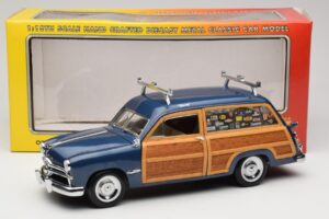 Ford Woody Station Wagon Bayview Blue Surf Shop Motor City 1:18 60002 Metal - imagem 8 de 8