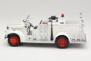 GMC Carro de Bombeiros Branco Road Signature 1:18 20068 Metal - imagem 4 de 9