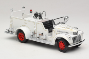GMC Carro de Bombeiros Branco Road Signature 1:18 20068 Metal - imagem 6 de 9