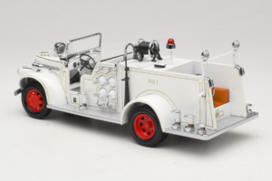 GMC Carro de Bombeiros Branco Road Signature 1:18 20068 Metal - imagem 7 de 9