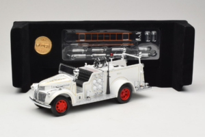 GMC Carro de Bombeiros Branco Road Signature 1:18 20068 Metal - imagem 8 de 9