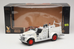GMC Carro de Bombeiros Branco Road Signature 1:18 20068 Metal - imagem 9 de 9