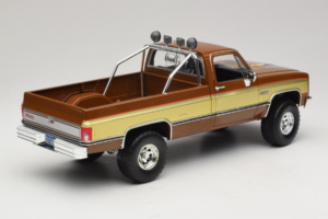 GMC K-2500 Sierra Grande Castanho GreenLight 1:18 13560 Metal - imagem 3 de 8