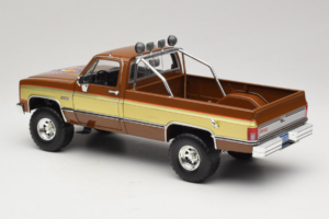 GMC K-2500 Sierra Grande Castanho GreenLight 1:18 13560 Metal - imagem 7 de 8