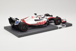 Haas VF-22 #20 K. Magnussen Bahrain GP 2022 Minichamps 1:18 117220120 Metal - imagem 3 de 6