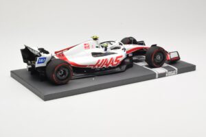 Haas VF-22 #47 M. Schumacher Bahrain GP 2022 Minichamps 1:18 117220147 Metal - imagem 3 de 6