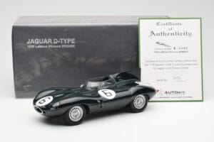 Jaguar D-Type #6 M. Hawthorn / I. Bueb Team Jaguar Cars Ltd 24 Hours of Le Mans 1955 AUTOart 1:18 85586 Metal - imagem 6 de 6