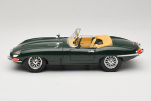 Jaguar E-Type Cabriolet Verde Bburago 1:18 3026 Metal - imagem 4 de 8