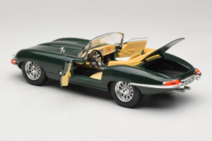 Jaguar E-Type Cabriolet Verde Bburago 1:18 3026 Metal - imagem 5 de 8